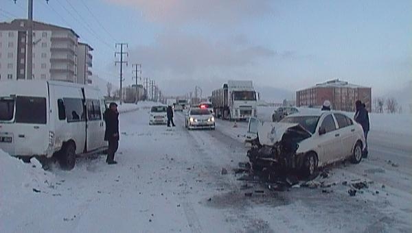 Bitlis'te kaza: 5'i öğrenci 6 yaralı Bitlis'te kaza: 5'i öğrenci 6 yaralı