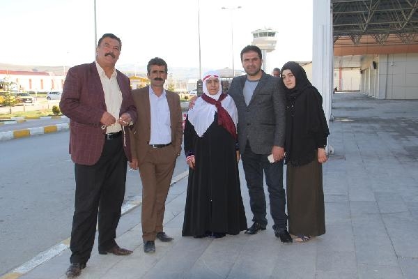 Başkale'de şehit yakınları Umreye gönderildi Başkale'de şehit yakınları Umreye gönderildi