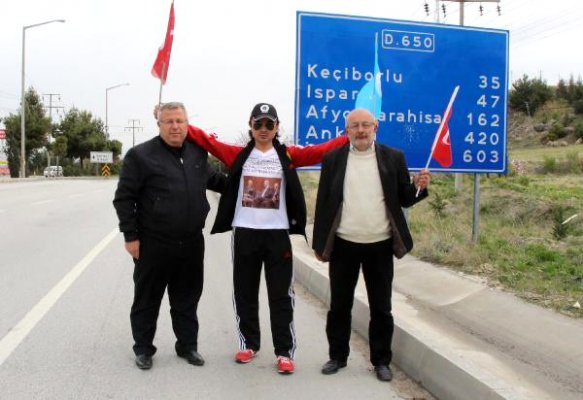 Doğu Türkistan'daki Şiddeti Protesto İçin Yürüyor Doğu Türkistan'daki Şiddeti Protesto İçin Yürüyor