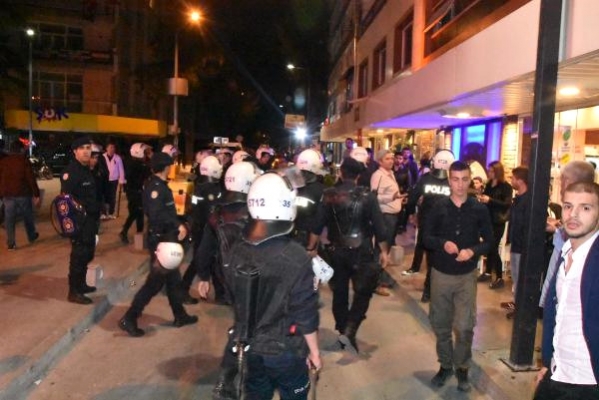 İzmir'de referandum protestosuna 19 gözaltı İzmir'de referandum protestosuna 19 gözaltı