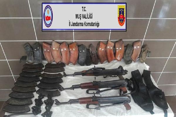 PKK’lılar silah ve teçhizatlarını varil içinde toprağa gömmüş PKK’lılar silah ve teçhizatlarını varil içinde toprağa gömmüş