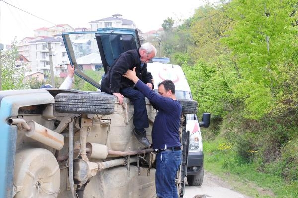 Yan duran otomobilde mahsur kaldı Yan duran otomobilde mahsur kaldı