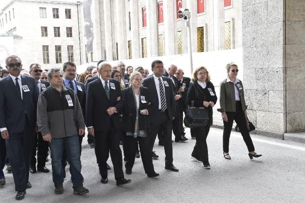 Kılıçdaroğlu, Malatya eski Milletvekili Fırat'ın cenaze törenine katıldı Kılıçdaroğlu, Malatya eski Milletvekili Fırat'ın cenaze törenine katıldı