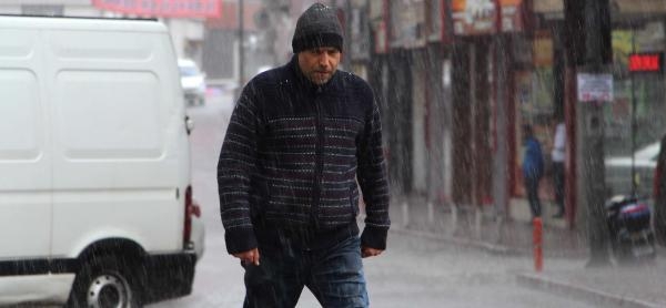 Sivas'ta ani yağmur hayatı olumsuz etkiledi Sivas'ta ani yağmur hayatı olumsuz etkiledi