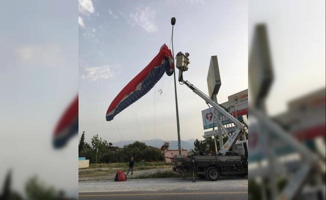 Yamaç paraşütü pilotu direğe takıldı Yamaç paraşütü pilotu direğe takıldı