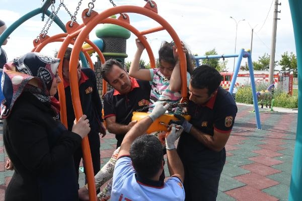 Bacakları salıncakta sıkışan küçük Yıldız'ı itfaiye kurtardı Bacakları salıncakta sıkışan küçük Yıldız'ı itfaiye kurtardı