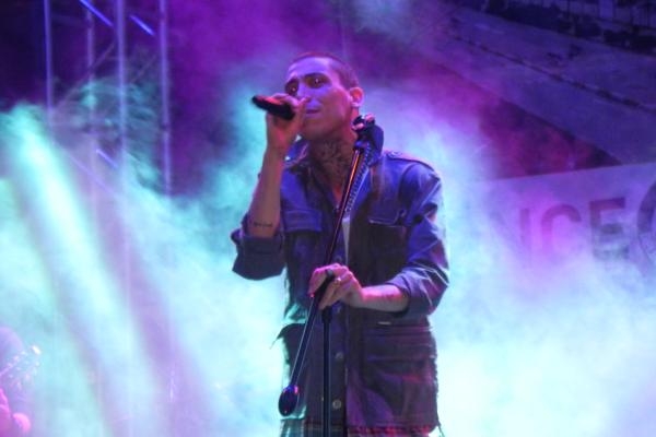 Can Bonomo'dan coşkulu konser Can Bonomo'dan coşkulu konser