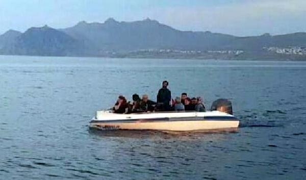 Denizde mahsur kalan kaçakları Sahil Güvenlik kurtardı Denizde mahsur kalan kaçakları Sahil Güvenlik kurtardı