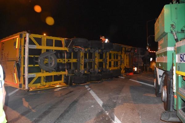 Devrilen TIR, otoyolu trafiğe kapattı Devrilen TIR, otoyolu trafiğe kapattı