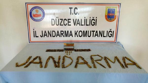 Düzce'de mühimmat ve hint kenevirine 3 gözaltı Düzce'de mühimmat ve hint kenevirine 3 gözaltı