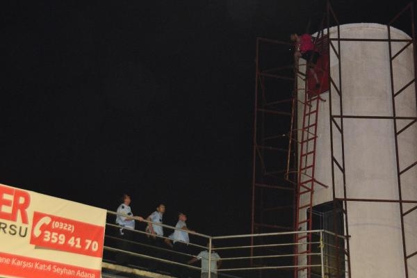 İntihar için üst geçide çıkan genci polis ikna etti İntihar için üst geçide çıkan genci polis ikna etti