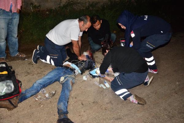 Kamyon ile çarpışan motosikletteki 2 kişi öldü, 1 kişi yaralandı Kamyon ile çarpışan motosikletteki 2 kişi öldü, 1 kişi yaralandı