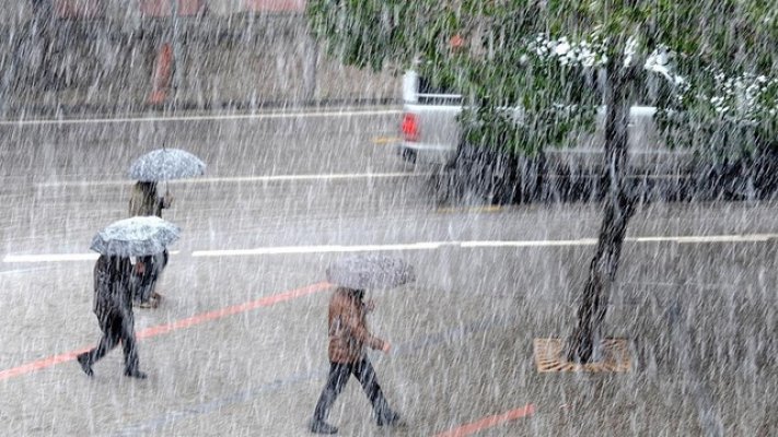 Meteoroloji İstanbul için saat verdi Meteoroloji İstanbul için saat verdi