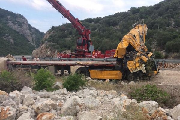 Şarampole yuvarlanan TIR sürücüsü öldü Şarampole yuvarlanan TIR sürücüsü öldü
