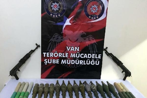 Van'da PKK'lı teröristlere ait silah ve mühimmat ele geçirildi Van'da PKK'lı teröristlere ait silah ve mühimmat ele geçirildi