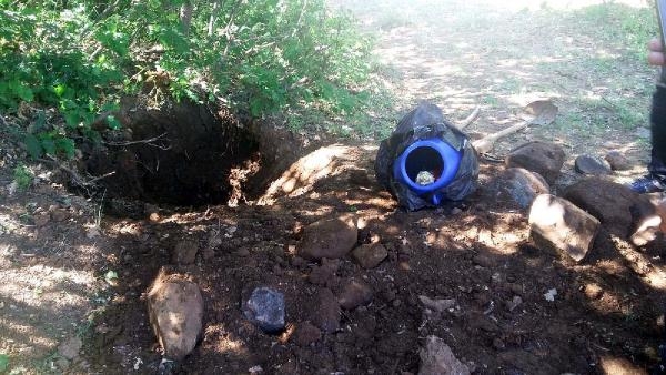 Bingöl'de toprağa gömülü Kalaşnikof bulundu Bingöl'de toprağa gömülü Kalaşnikof bulundu