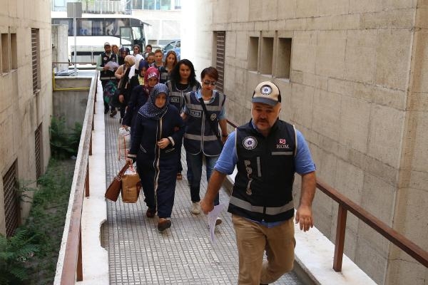 Bursa'daki FETÖ operasyonunda gözaltına alınan 10 kişi adliyede Bursa'daki FETÖ operasyonunda gözaltına alınan 10 kişi adliyede