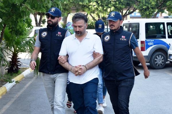 FETÖ'nün kaymakamlardan sorumlu imamı ve ablası yakalandı FETÖ'nün kaymakamlardan sorumlu imamı ve ablası yakalandı