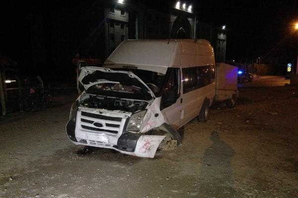 Minibüs ile otomobil çarpıştı: 7 yaralı Minibüs ile otomobil çarpıştı: 7 yaralı