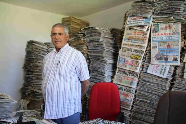 Okuduğu gazeteleri 48 yıldır biriktiriyor Okuduğu gazeteleri 48 yıldır biriktiriyor