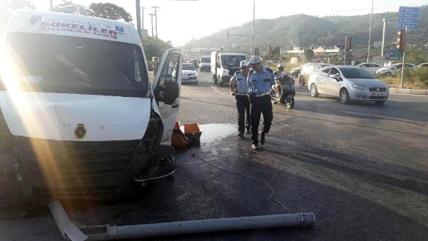 Servis minibüsü otomobille çarpıştı: 12 kadın işçi yaralandı Servis minibüsü otomobille çarpıştı: 12 kadın işçi yaralandı