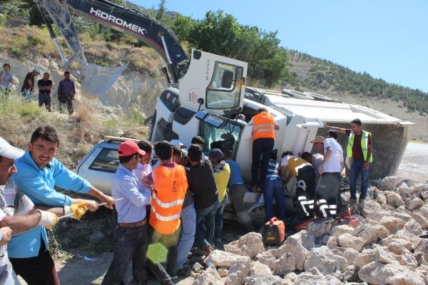 Taş yüklü kamyon, otomobilin üstüne devrildi: 3 yaralı Taş yüklü kamyon, otomobilin üstüne devrildi: 3 yaralı