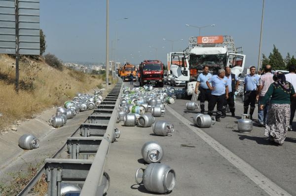Tüp dolu kamyon TIR'a çarptı, faciadan dönüldü Tüp dolu kamyon TIR'a çarptı, faciadan dönüldü