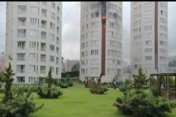Ümraniye'de 11 katlı binada yangın Ümraniye'de 11 katlı binada yangın