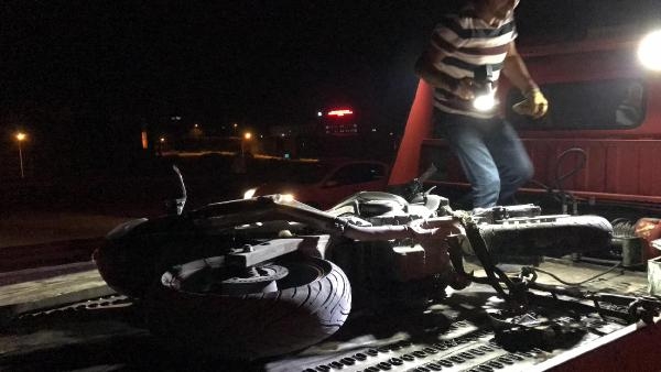 Virajı alamayan motosiklet bariyerlere çaptı: 1 ölü, 1 yaralı Virajı alamayan motosiklet bariyerlere çaptı: 1 ölü, 1 yaralı