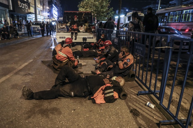 İzmir depreminde arama kurtarma ekiplerinin zorlu mücadelesi 8