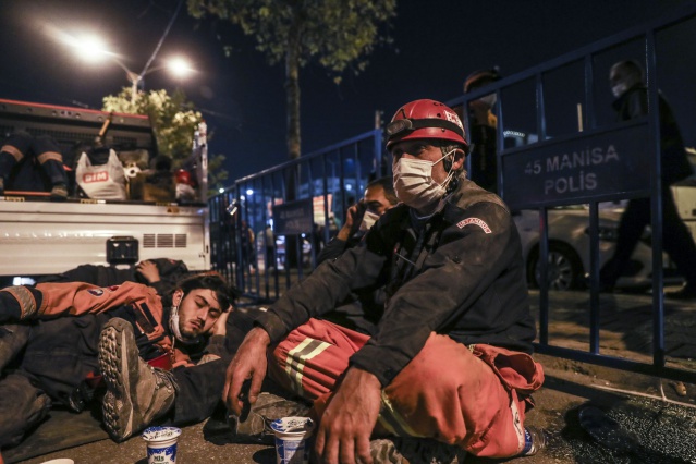İzmir depreminde arama kurtarma ekiplerinin zorlu mücadelesi 9