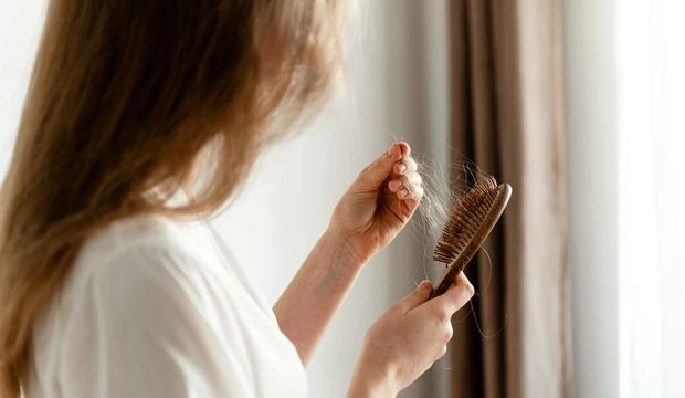 Günde 100 telden fazla ise tehlike çanları çalıyor demektir! Saçlarınız sizi uyarıyor 4