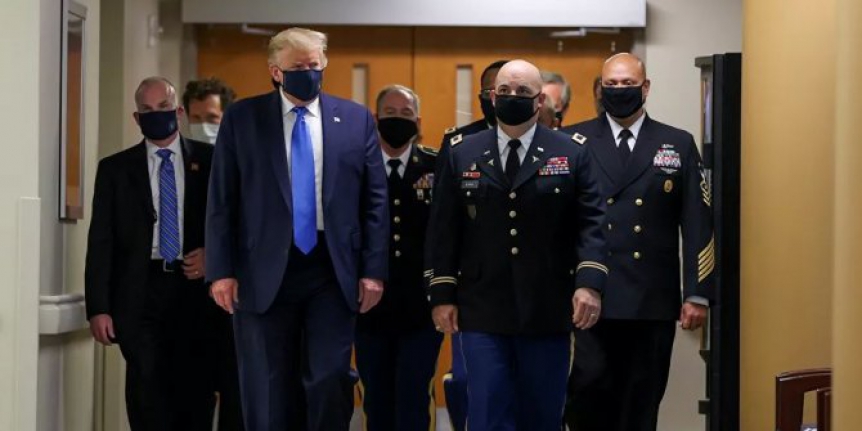 Trump ilk kez maske taktı!
