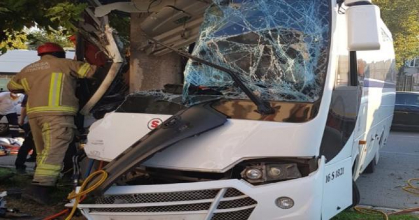 Servis midibüsü direğe çarptı: 2 ölü, 17 yaralı