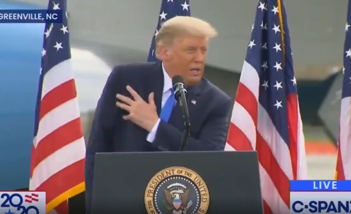 Donald Trump, kolunu kaldıramayan Joe Biden'la böyle alay etti