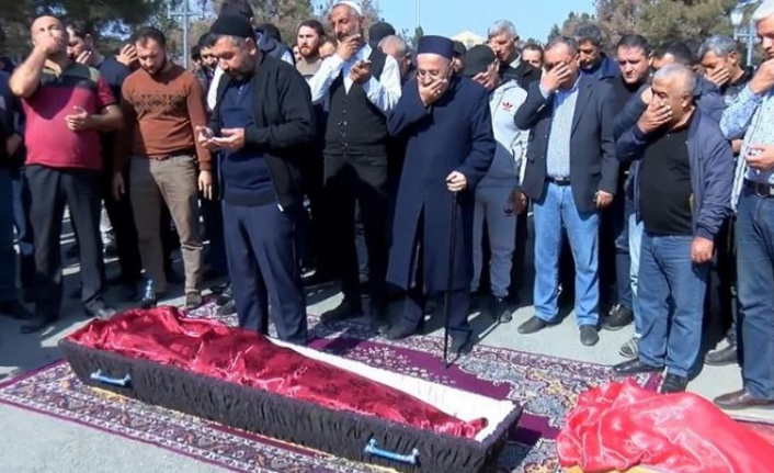 Gence'de şehit düşen anne ile bebeği aynı tabutta