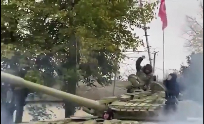 Türk ve Azerbaycan bayrakları ile Azerbaycan tankları Ağdam'a girdi!