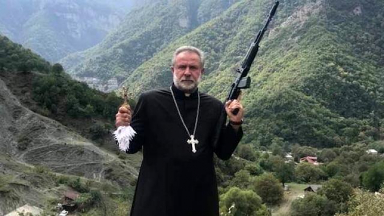 Elinde silah ile Azerbaycan'ı tehdit eden rahip kaçtı