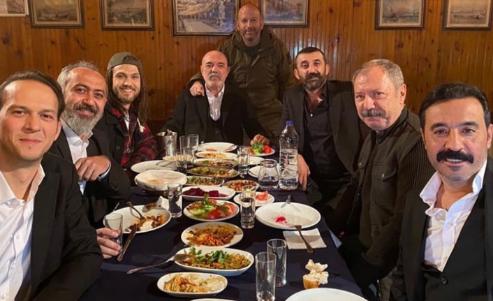 Çukur dizisi oyuncularının tartışılan fotoğrafında dikkat çeken detay