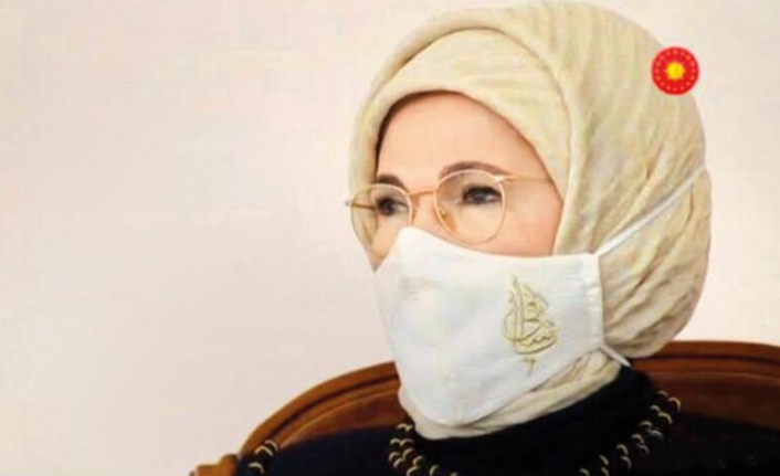 Emine Erdoğan’ın maskesinde ne yazıyor