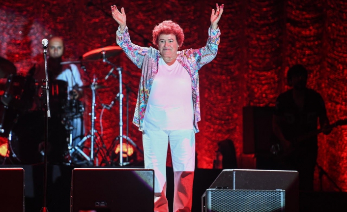 Selda Bağcan'ın açık kıyafet sözleri tepki çekti