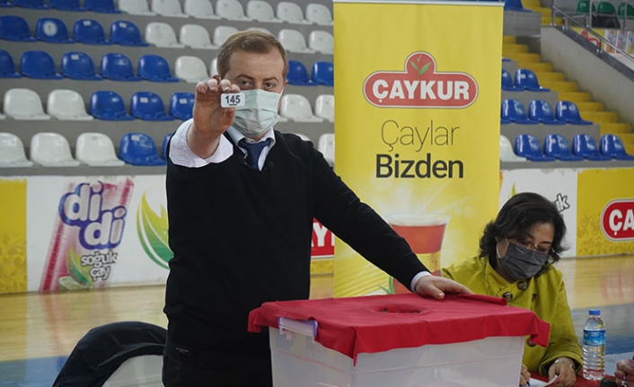Çabuk tüketiyor ve çabuk çürütüyoruz...