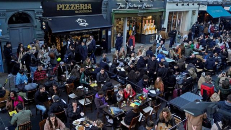 İngiltere'de 17 Mayıs'ta normalleşmede yeni aşamaya geçiliyor