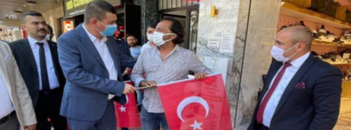 Ülkücüler esnafa bayrak dağıttı