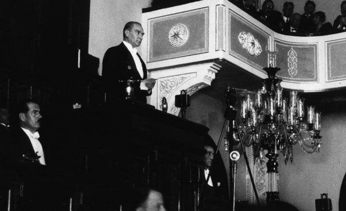 Atatürk 'Çocuk en iyisi Cumhuriyet rejimidir' dedi.