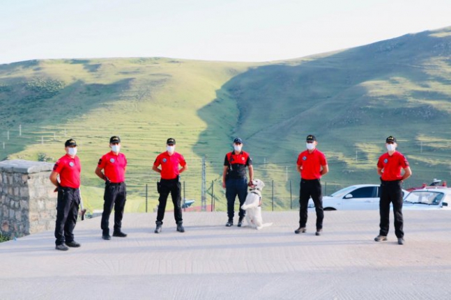 Başbuğ Atatürk'ün silüetine selam durdular!