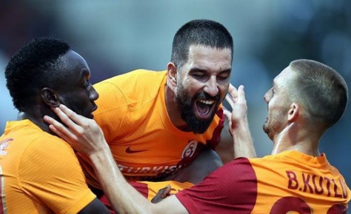 Sahada tepki çeken Arda Turan, eleştirilere telefondan cevap verdi!