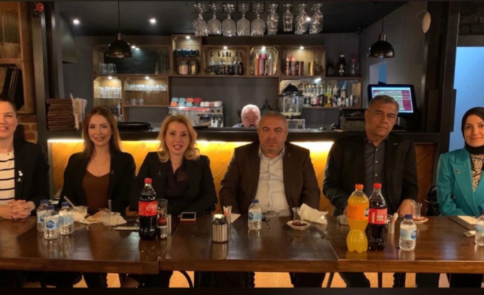 Zafer Partisi Ümraniye'de esnaf ziyareti sonrası iftar yaptı