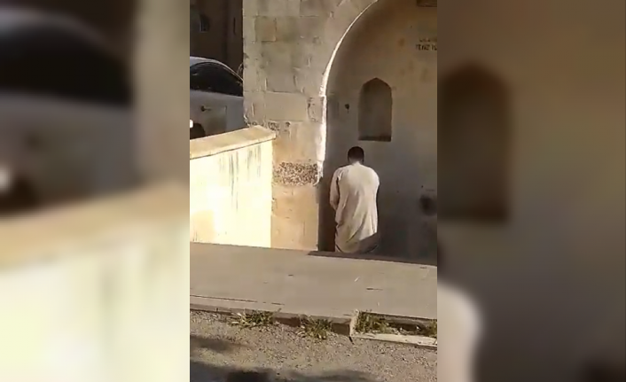 İsmail Türk paylaştı! Suriyeli tarihi çeşmemizin içine ediyor!