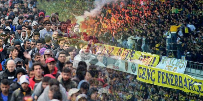 'Ülkemizde mülteci istemiyoruz' sloganlarına gözaltı... Fenerbahçeli taraftarlar gözaltına alındı... GFB İzmir'den açıklama